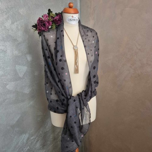 Szürke, pöttyös stóla.