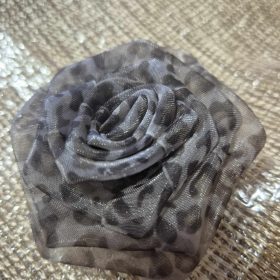 Rózsa hajcsipesz-kitűző organzából.