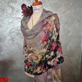 Keresztben bordűrös, virágmintás stóla gyapjúval.