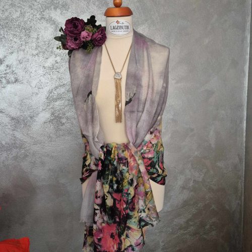 Keresztben bordűrös, virágmintás stóla gyapjúval.