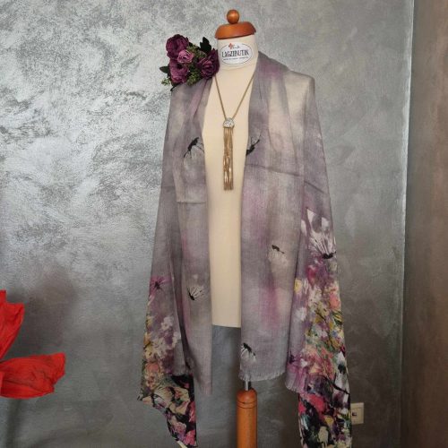 Keresztben bordűrös, virágmintás stóla gyapjúval.