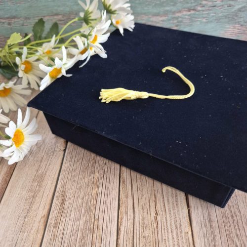 Talárkalap bársony ékszerdoboz.