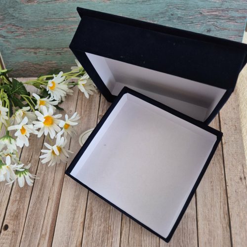 Talárkalap bársony ékszerdoboz.