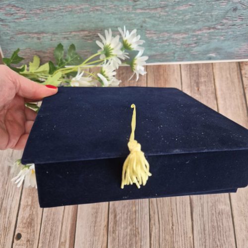 Talárkalap bársony ékszerdoboz.