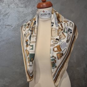 Táska mintás színes kendő.