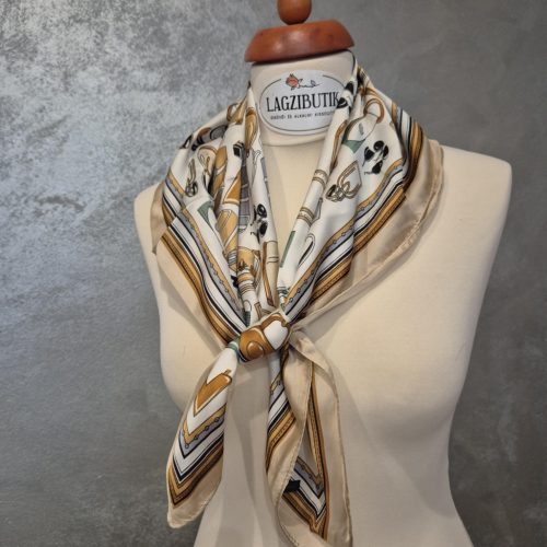 Táska mintás színes kendő.