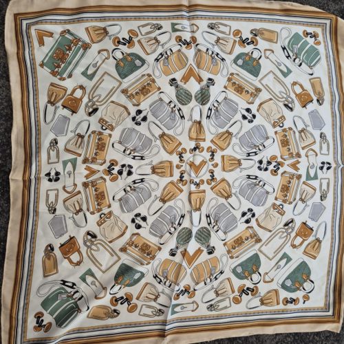 Táska mintás színes kendő.