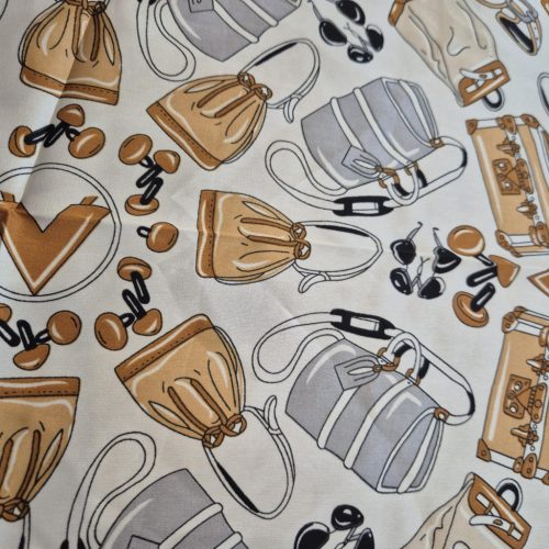 Táska mintás színes kendő.