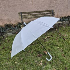 Tejfehér menyasszonyi esernyő.