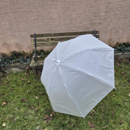 Tejfehér menyasszonyi esernyő.