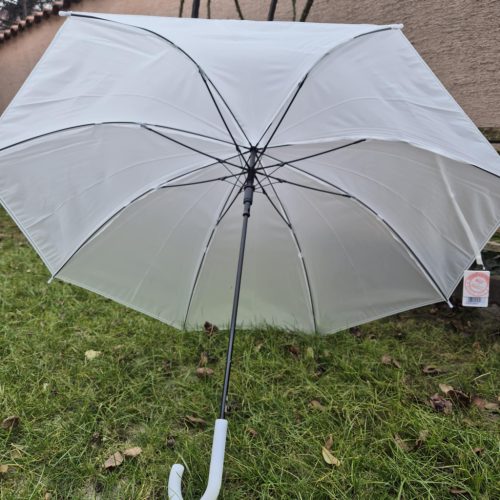 Tejfehér menyasszonyi esernyő.