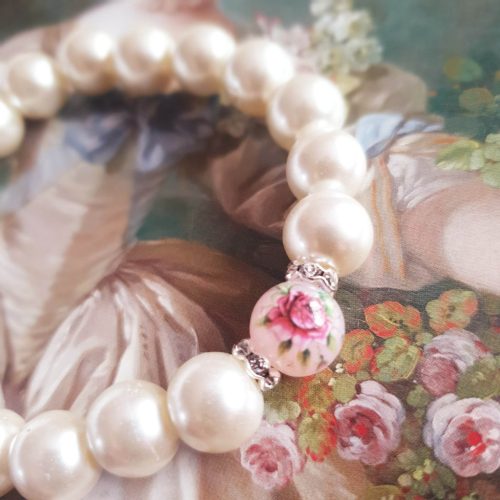 Törtfehér teklagyöngy karkötő, vintage rózsás üveggyönggyel, strasszokkal.