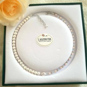   Törtfehér tenyésztett gyöngy nyaklánc, színes pasztell gyöngy díszítéssel.