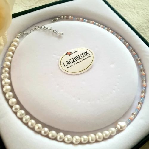 Törtfehér tenyésztett gyöngy nyaklánc, színes pasztell gyöngy díszítéssel.