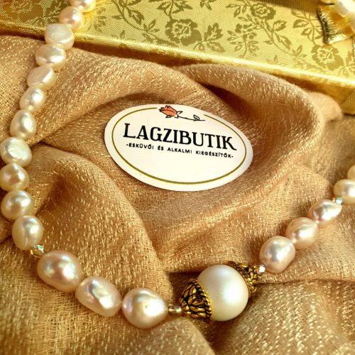 Édesvízi gyöngy nyaklánc aranyszínű díszítéssel.