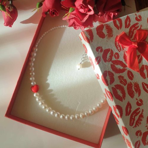 Tenyésztett gyöngy nyaklánc piros szívvel.