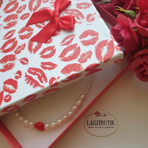 Tenyésztett gyöngy nyaklánc piros szívvel.