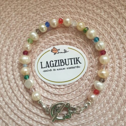Tenyésztett gyöngy karkötő színes díszítéssel.