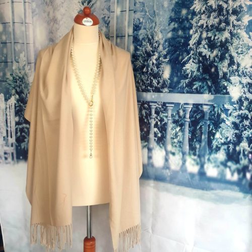 Bézs, tevebézs stóla, vállkendő, sál rojtokkal.