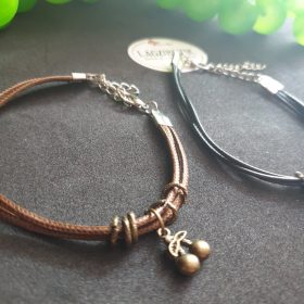   Többsoros műbőr karkötő, antikolt cseresznye függővel.