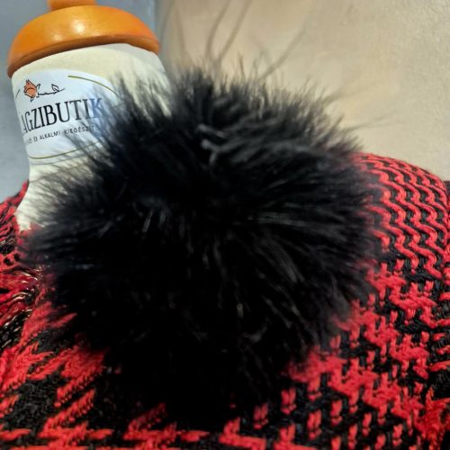 Fekete toll pom-pom kitűző.