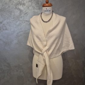 Törtfehér, kötött vállkendő.