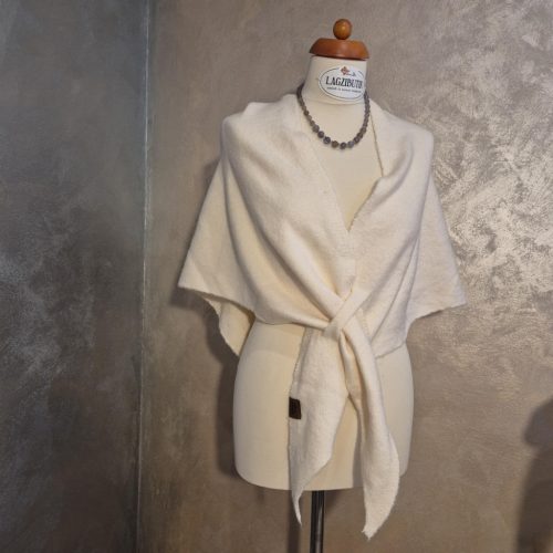 Törtfehér, kötött vállkendő.