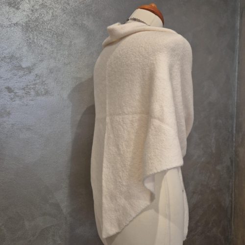 Törtfehér, kötött vállkendő.