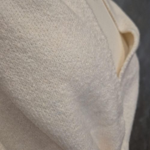 Törtfehér, kötött vállkendő.