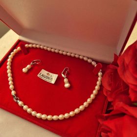   Törtfehér, rizsszemű édesvízi igazgyöngy-szett, cirkónia köves ékszerkapoccsal.