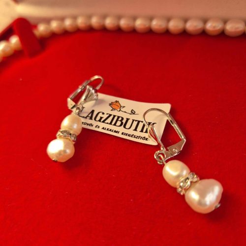 Törtfehér, rizsszemű édesvízi igazgyöngy-szett, cirkónia köves ékszerkapoccsal.