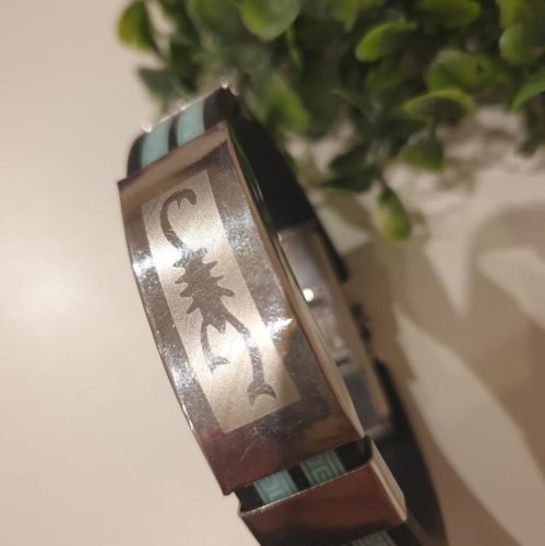 Türkiz gumi férfi karkötő, acél, skorpiós díszítéssel.