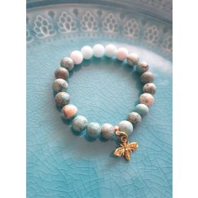 Türkiz ásványkarkötő, howlit és amazonit, lepkével.