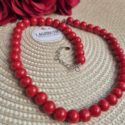 Tűzpiros, fényes gyöngy nyaklánc.