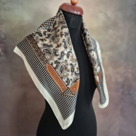 Tyúkláb mintás bézs-fekete kendő.