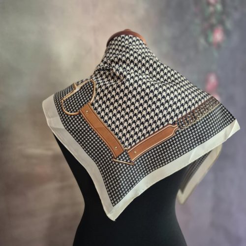 Tyúkláb mintás bézs-fekete kendő.