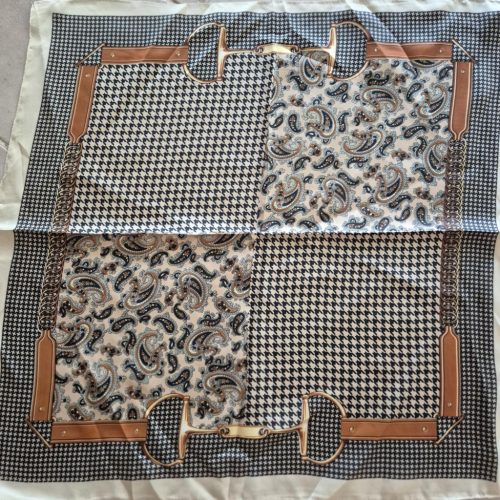 Tyúkláb mintás bézs-fekete kendő.