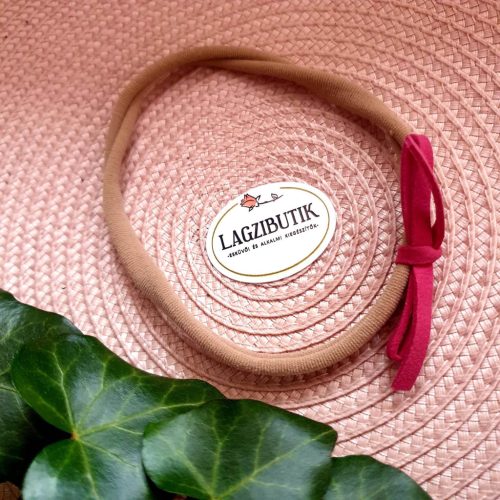 Újszülött kislány babahajpánt fotózáshoz.