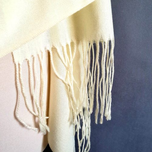 Vaníliaszínű kasmír stóla, vállkendő rojtokkal.