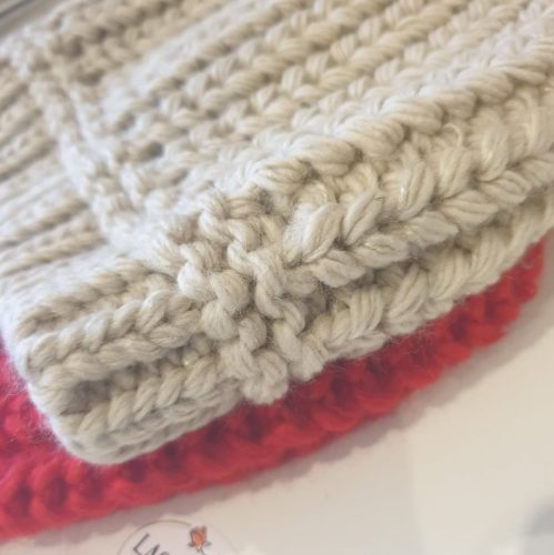 Vastag, kötött női sapka.