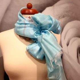   Vékony, csíkos stóla ezüst díszítéssel, világoskék és bézs színben.