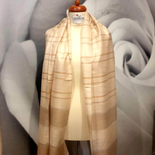 Vékony, csíkos stóla ezüst díszítéssel, világoskék és bézs színben.