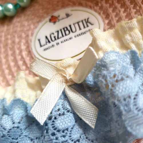 Világoskék, csipkés harisnyakötő, combcsipke.