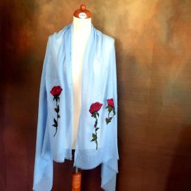   Világoskék stóla, vállkendő, rávarrt hímzett rózsával.