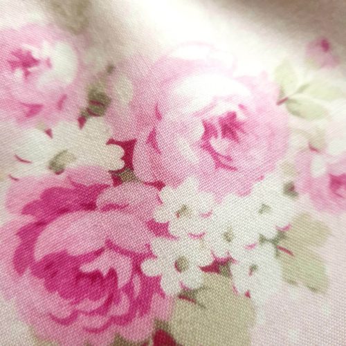 Vintage stílusú női táska, rózsás mintákkal, réz füllel.