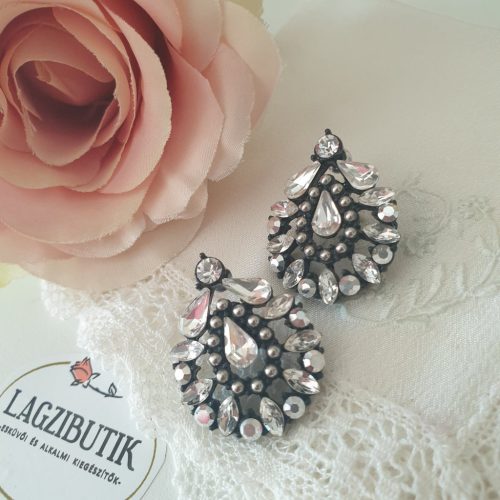 Strasszos, vintage stlusú fülbevaló.