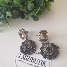 Vintage-virág fülbevaló strasszokkal.