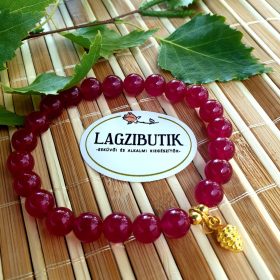   Viola színű jáde ásványkarkötő, arany színű szőlő medállal.