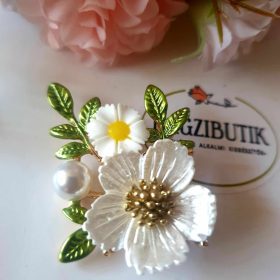 Virágcsokor bross, romantikus gyöngyös kitűző.