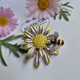 Méhecske margarétán bross, kitűző.